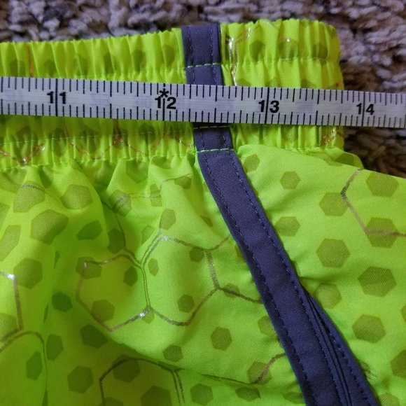 Under Armour - Gold Hexagon Detailed Shorts - Picture 4 of 6